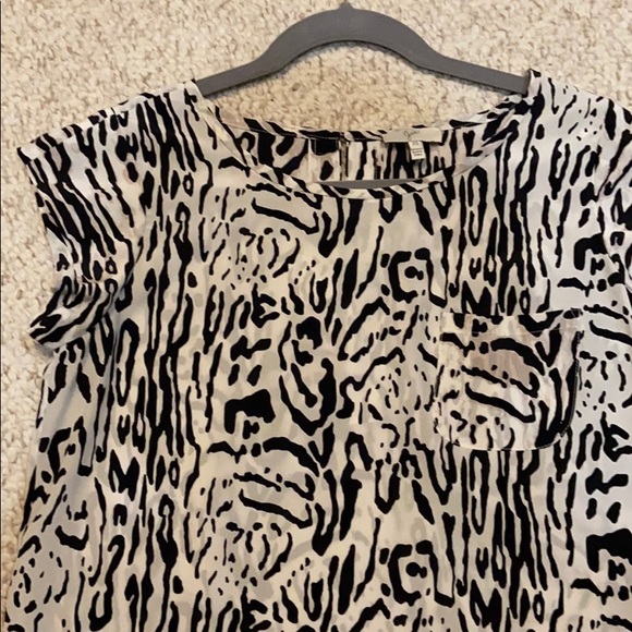 A silk Joie short sleeve blouse in size XS. - Picture 2 of 8